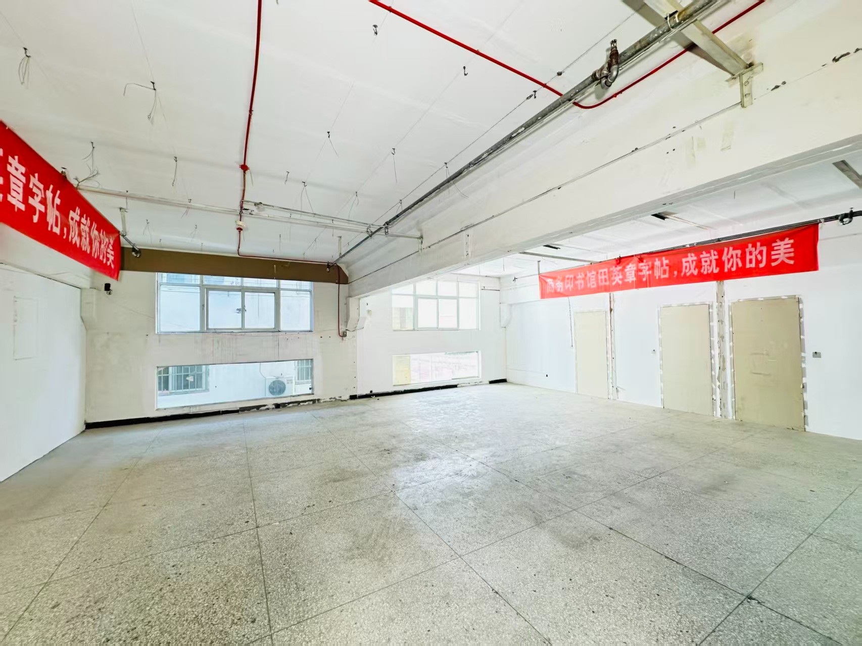 中北街重点吸引人工智能应用、数字经济、电商直播、智能制造服务、软件开发、科技创新企业及创业团队入驻